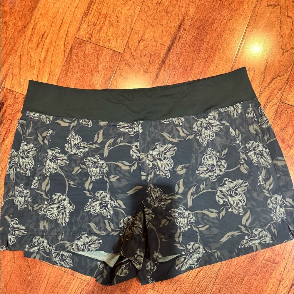 Athleta Floral Black Women's Trekkie north printed Shorts 20